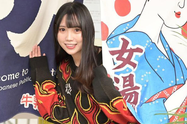 これが私服になるとは！？元AKB48尾上美月さんが着た「ファイヤーニット」がサッカーファンに刺さったワケ